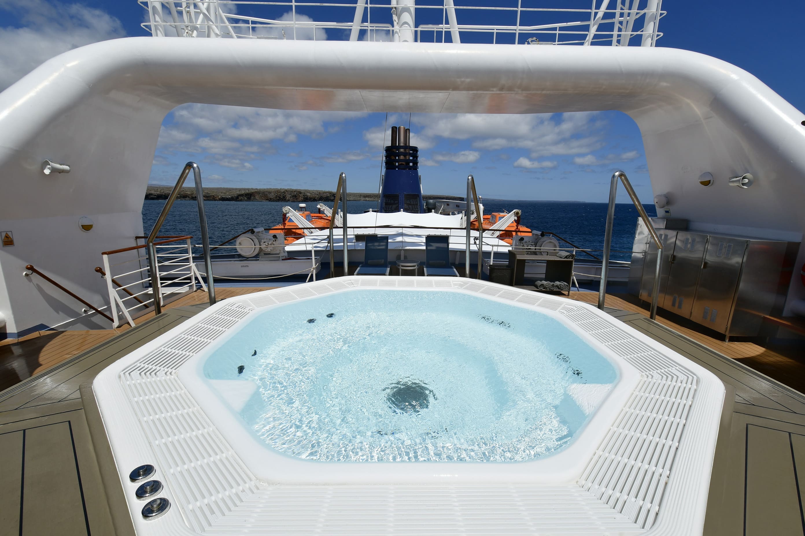 XPEDITION-Jacuzzi-6919-HIGH